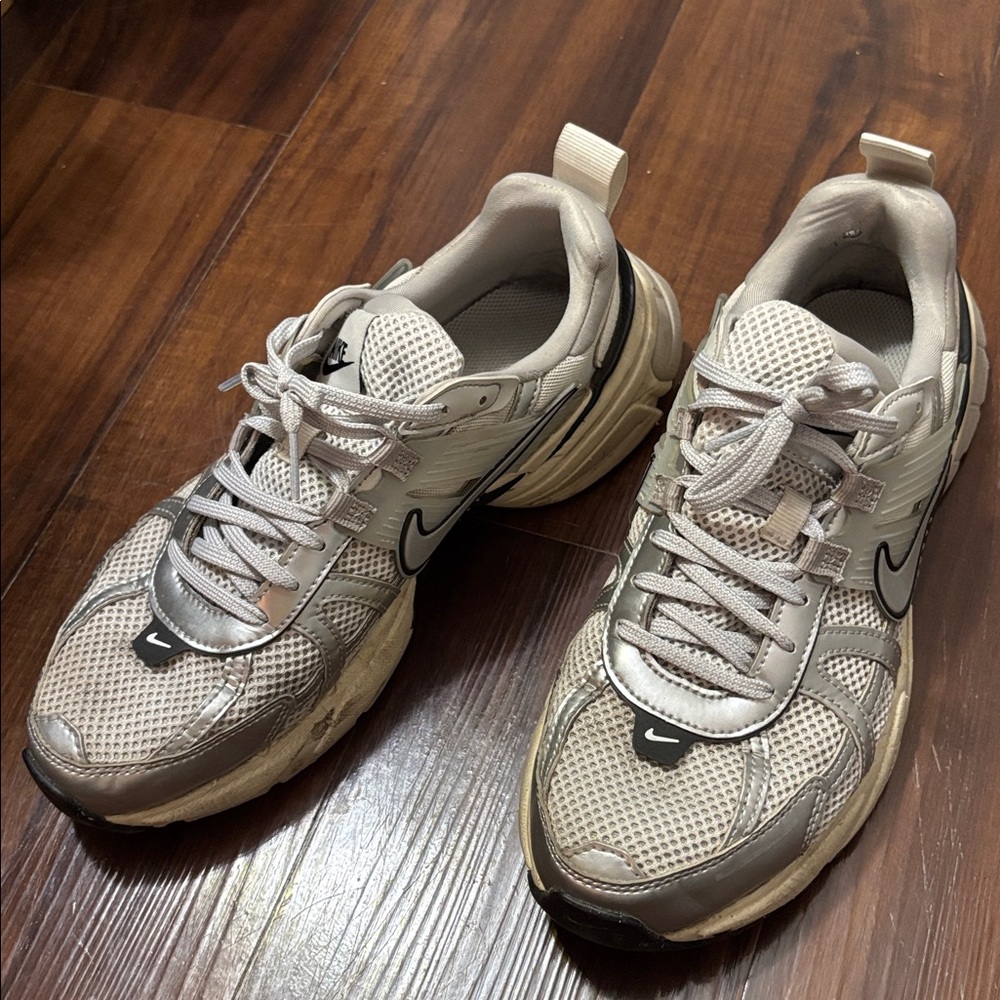 Nike Metallic Silver Running Shoes